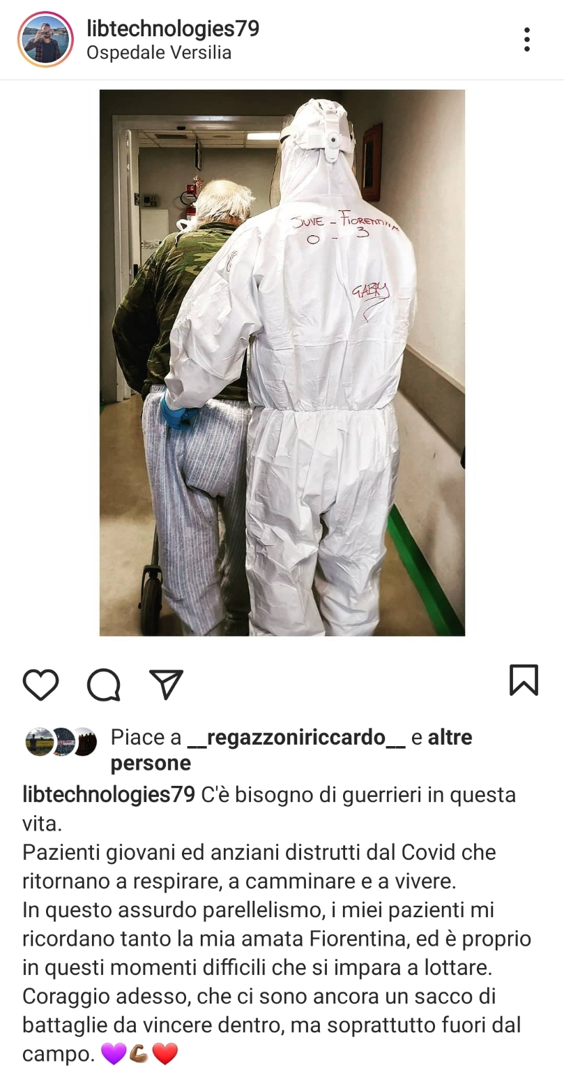 Nell'ospedale Versilia si combatte il Covid con la tuta segnata "Juventus-Fiorentina 0-3". Un tifoso viola mostra la sua tuta speciale