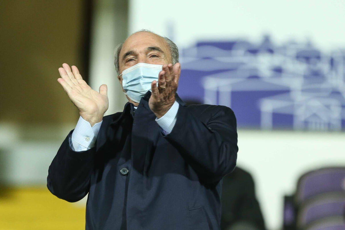 Commisso segue con attenzione il riscaldamento della squadra in campo prima di Fiorentina-Inter - Foto di proprietà di ACF Fiorentina. Riproduzione vietata ©
