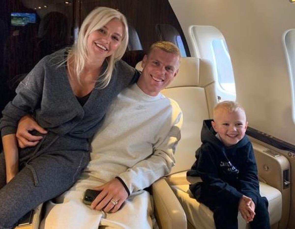 (FOTO): Kokorin, oggi è il suo giorno, è in volo con la sua famiglia "Stiamo arrivando" - 