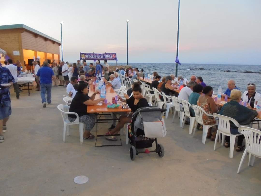 Una splendida cena del club in riva al mare
