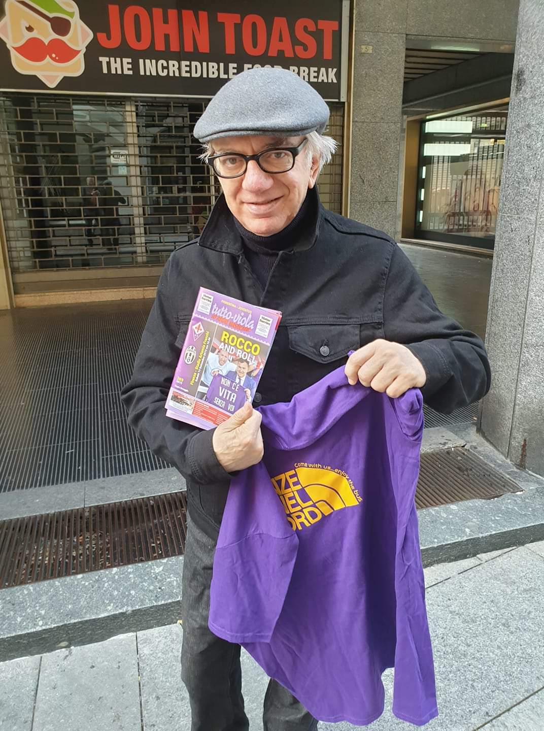 Paolo Beldì con la t-shirt del "Firenze nel nord"