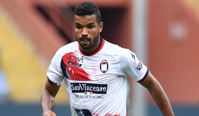 Formazione Crotone con la viola, in attacco giocano Messias e Simy