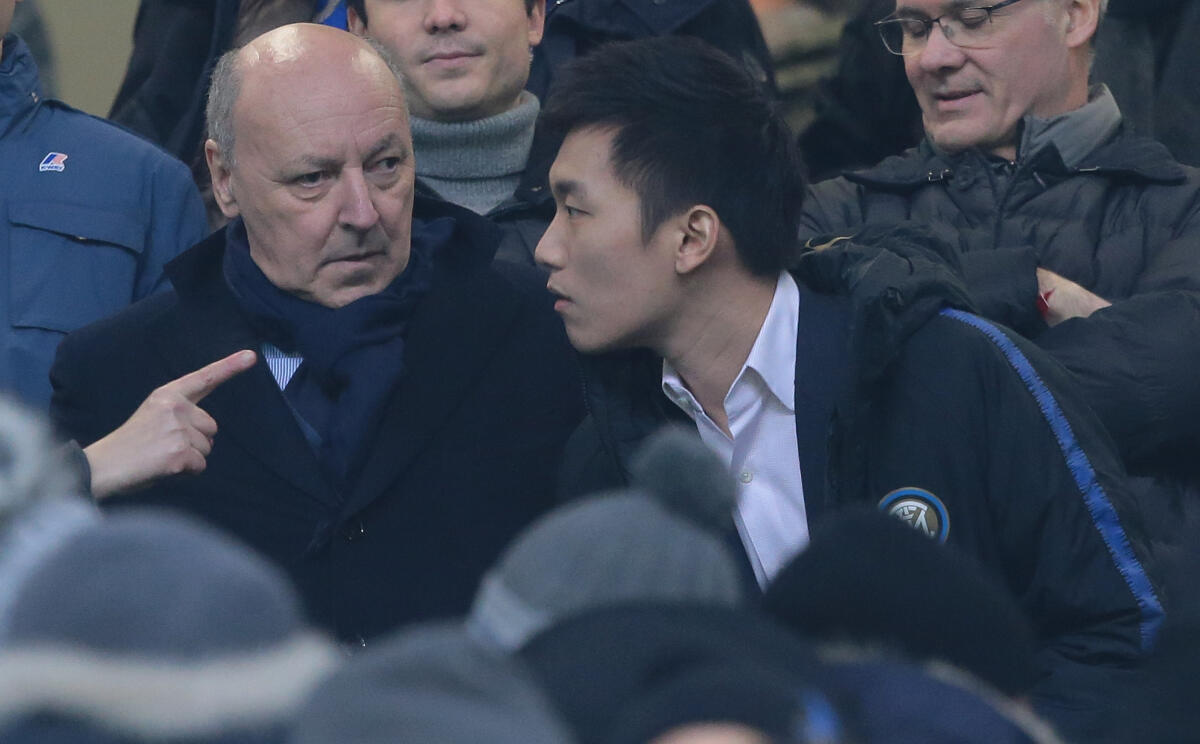 Inter caos Covid, positiva quasi tutta la dirigenza. Nessun contatto con i giocatori - MILAN, ITALY - DECEMBER 15:  FC Internazionale Milano president Steven Zhang (R) speaks with new CEO of FC Internazionale Giuseppe Marotta prior to the Serie A match between FC Internazionale and Udinese at Stadio Giuseppe Meazza on December 15, 2018