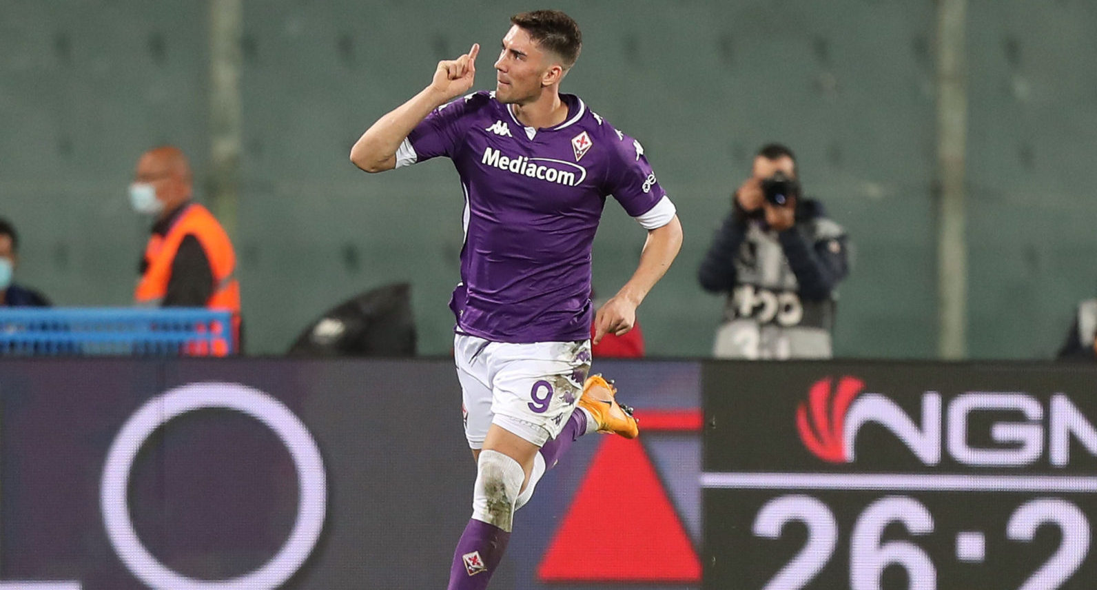 FLORENCE, ITALY - OCTOBER 02: Dusan Vlahovic of ACF Fiorentina celebrates after scoring a goal during the Serie A match between ACF Fiorentina and UC Sampdoria at Stadio Artemio Franchi on October 2, 2020 in Florence, Italy. (Photo by Gabriele Maltinti/Ge