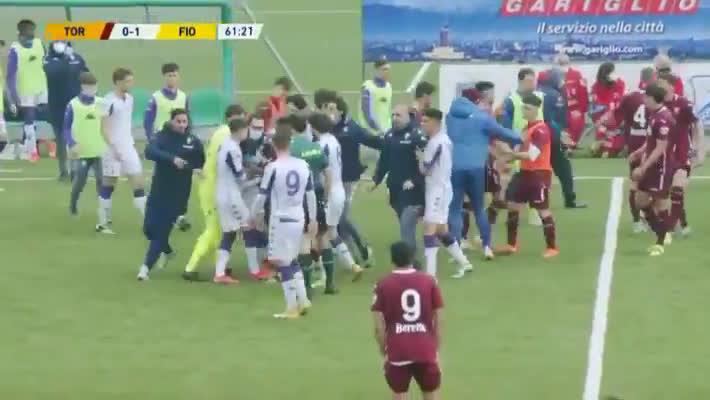 Rissa tra Fiorentina e Torino, tutto nato dallo sputo del granata verso Agostinelli. Il video