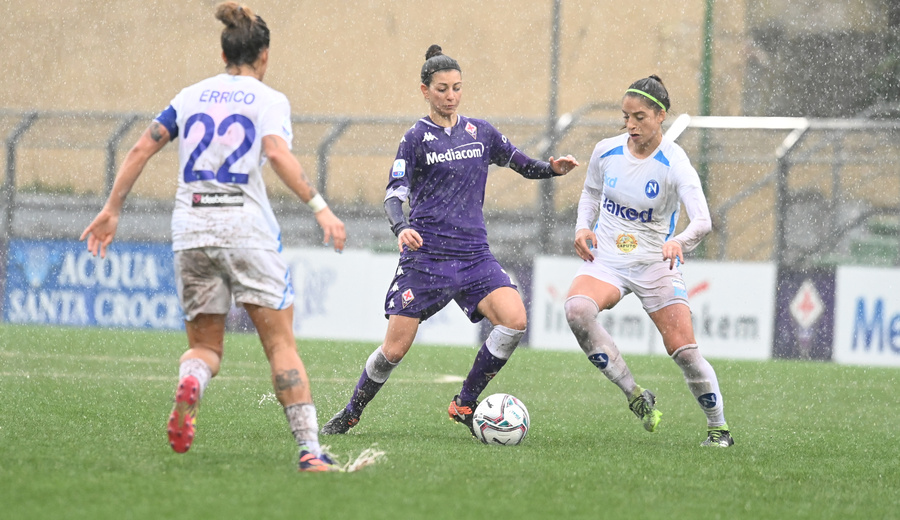 La Fiorentina Femminile ha vinto 2-0 contro il Napoli. Prima il gol di Sabatino, poi l'autogol delle partenopee