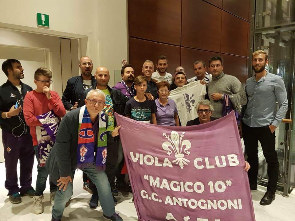 Una delegazione del club nel ritiro viola