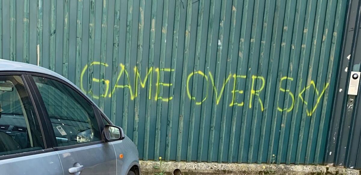(FOTO) E intanto fuori dal Franchi appare una scritta contro Sky: "Game Over" - 