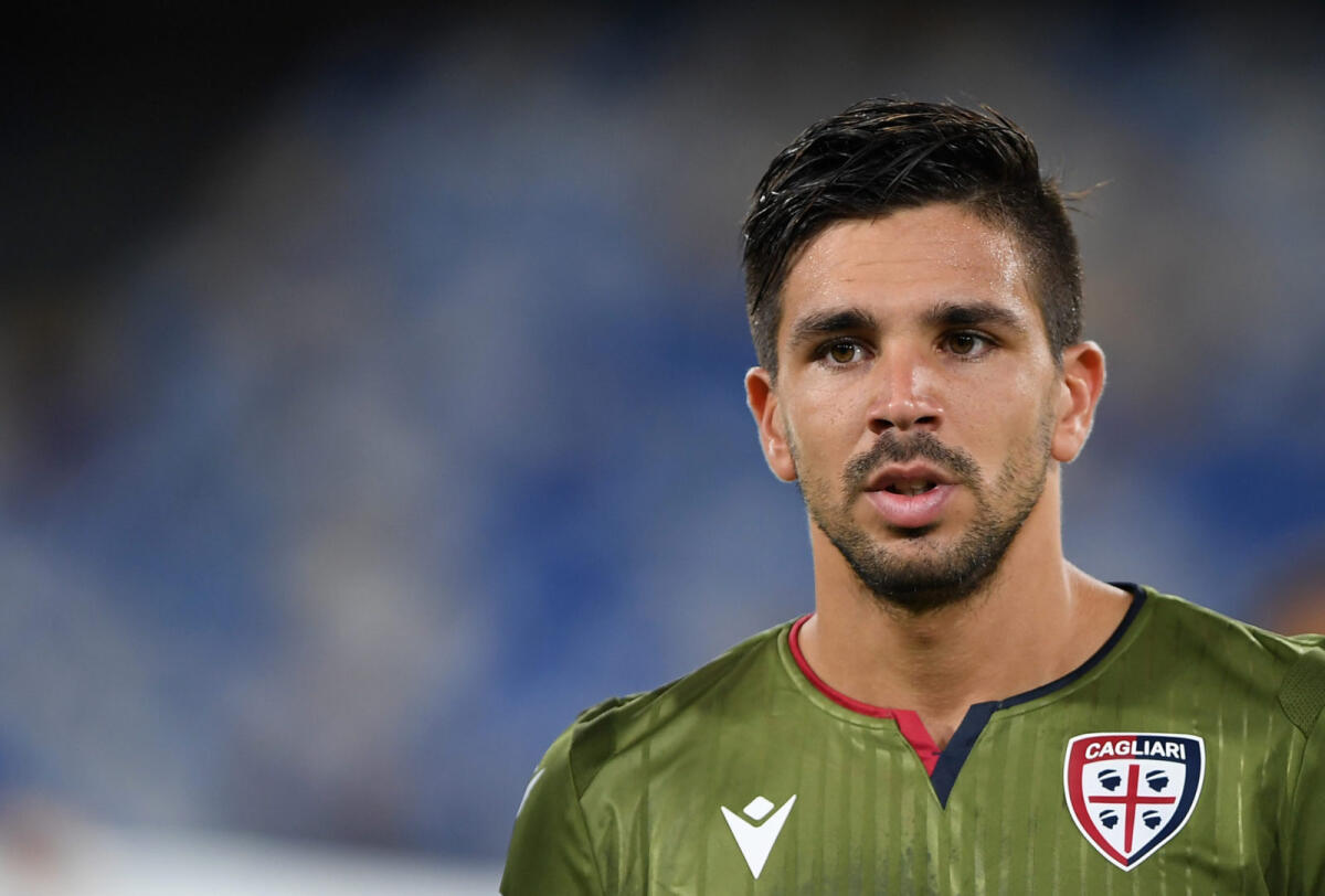 Simeone spreca una colossale occasione da gol e fa un favore alla Fiorentina, il Cagliari perde contro lo Spezia - NAPLES, ITALY - SEPTEMBER 25: Giovanni Simeone of Cagliari Calcio during the Serie A match between SSC Napoli and Cagliari Calcio at Stadio San Paolo on September 25, 2019 in Naples, Italy. (Photo by Francesco Pecoraro/Getty Images)