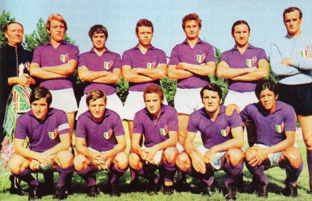 La Fiorentina 69/70 con lo scudetto sul petto