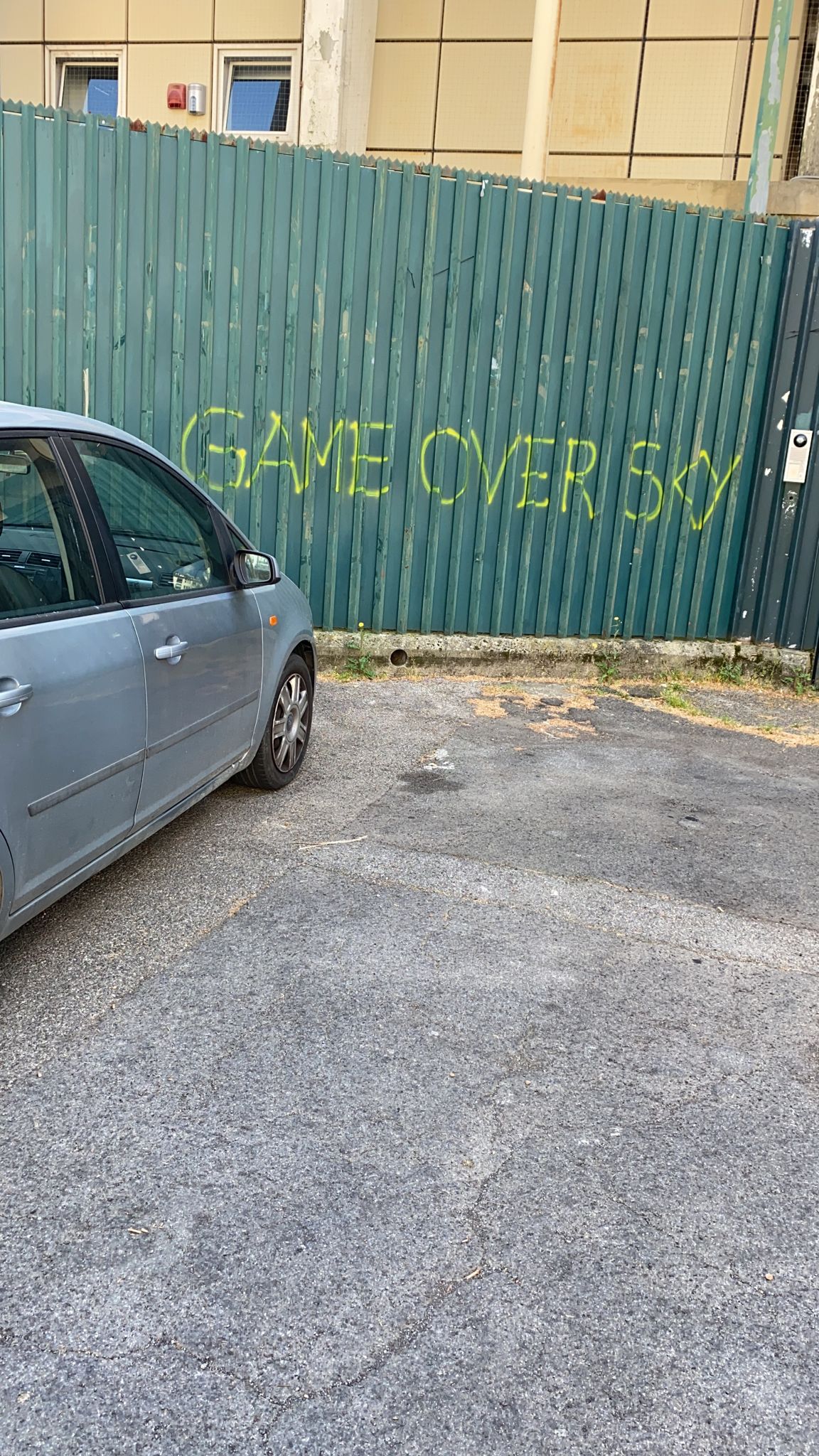 (FOTO) E intanto fuori dal Franchi appare una scritta contro Sky: "Game Over"