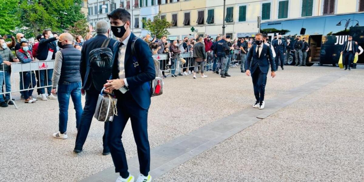 (FOTO) La Juventus accolta da tanti tifosi a Firenze. Nessun tifoso della Fiorentina a fischiare - 
