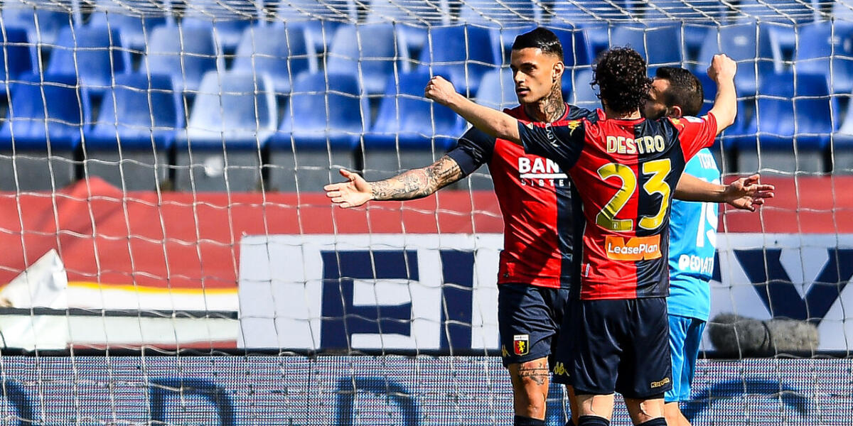 Il Genoa batte lo Spezia, stacca la Fiorentina mentre lo Spezia rimane sotto. Scamacca gol - GENOA, ITALY - APRIL 24: Gianluca Scamacca of Genoa (L) celebrates with his team-mate Mattia Destro after scoring a goal during the Serie A match between Genoa CFC and Spezia Calcio at Stadio Luigi Ferraris on April 24, 2021 in Genoa, Italy. (Photo b