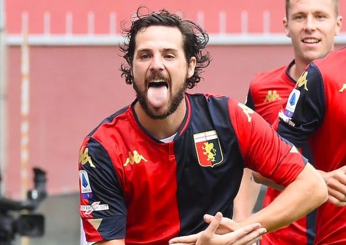 Al 13' Destro porta avanti il Genoa contro la Fiorentina. E' 1-0 per i rossoblù a Marassi - 