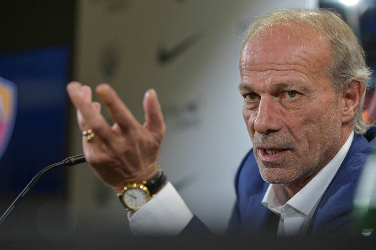 Sabatini: "Rinnovo? Il problema non è Vlahovic, ma chi lo assiste. Fiorentina ha giocatori forti" - Former AS Roma Sporting Director Walter Sabatini holds a press conference to announce his decision to leave the club at Centro Sportivo Fulvio Bernardini on October 7, 2016 in Rome, Italy.