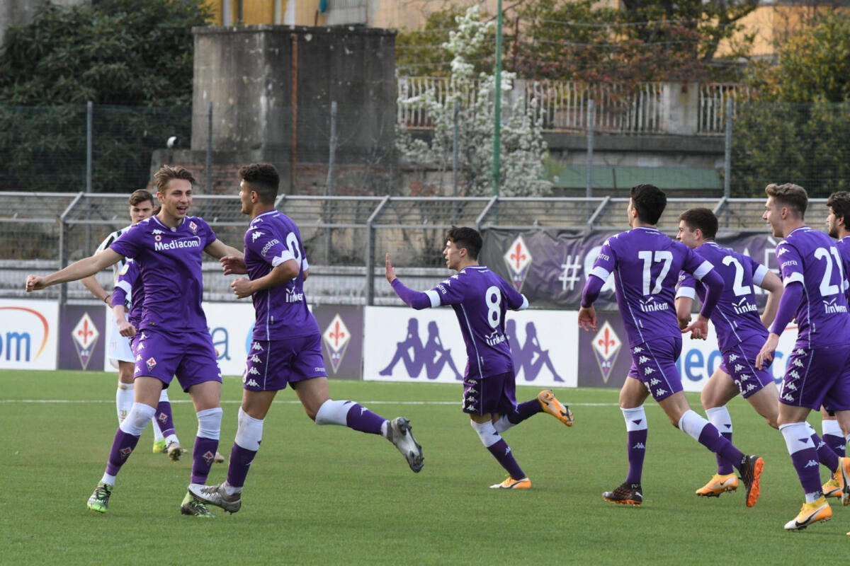 Primavera, Fiorentina-Ascoli 5-2, Palazzino segna dal dischetto. Tre i viola espulsi - Foto di proprietà di ACF Fiorentina. Riproduzione vietata ©