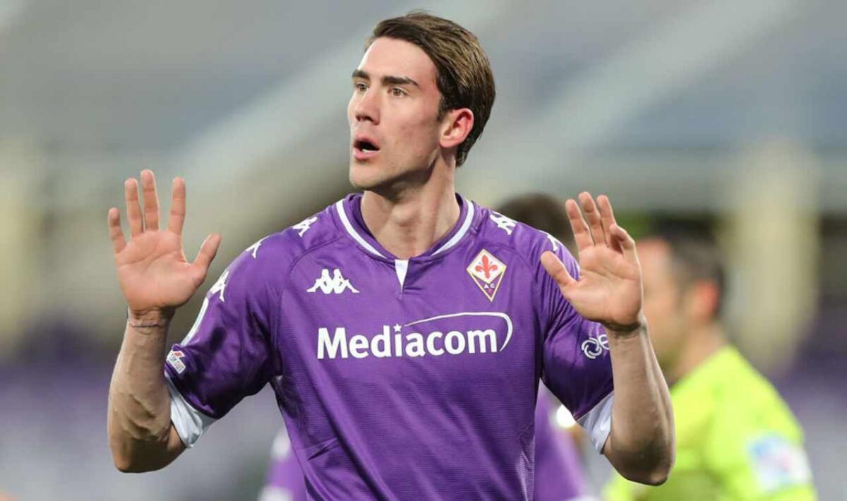 Vlahovic, per Commisso vale più di 40 milioni: il Milan prova a strapparlo con la carta Ibrahimovic - 