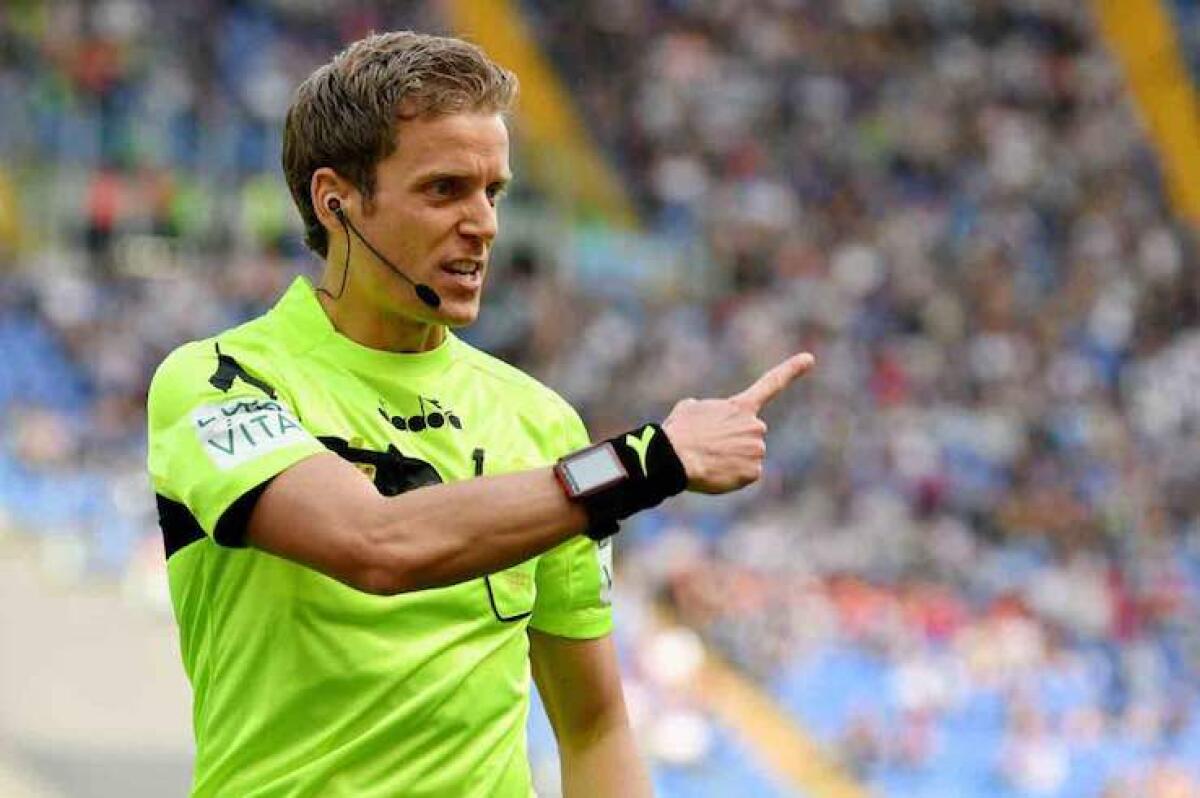 Una svolta per gli arbitri, potranno fare anche i calciatori nelle serie in cui non arbitrano - L’arbitro Daniele Chiffi