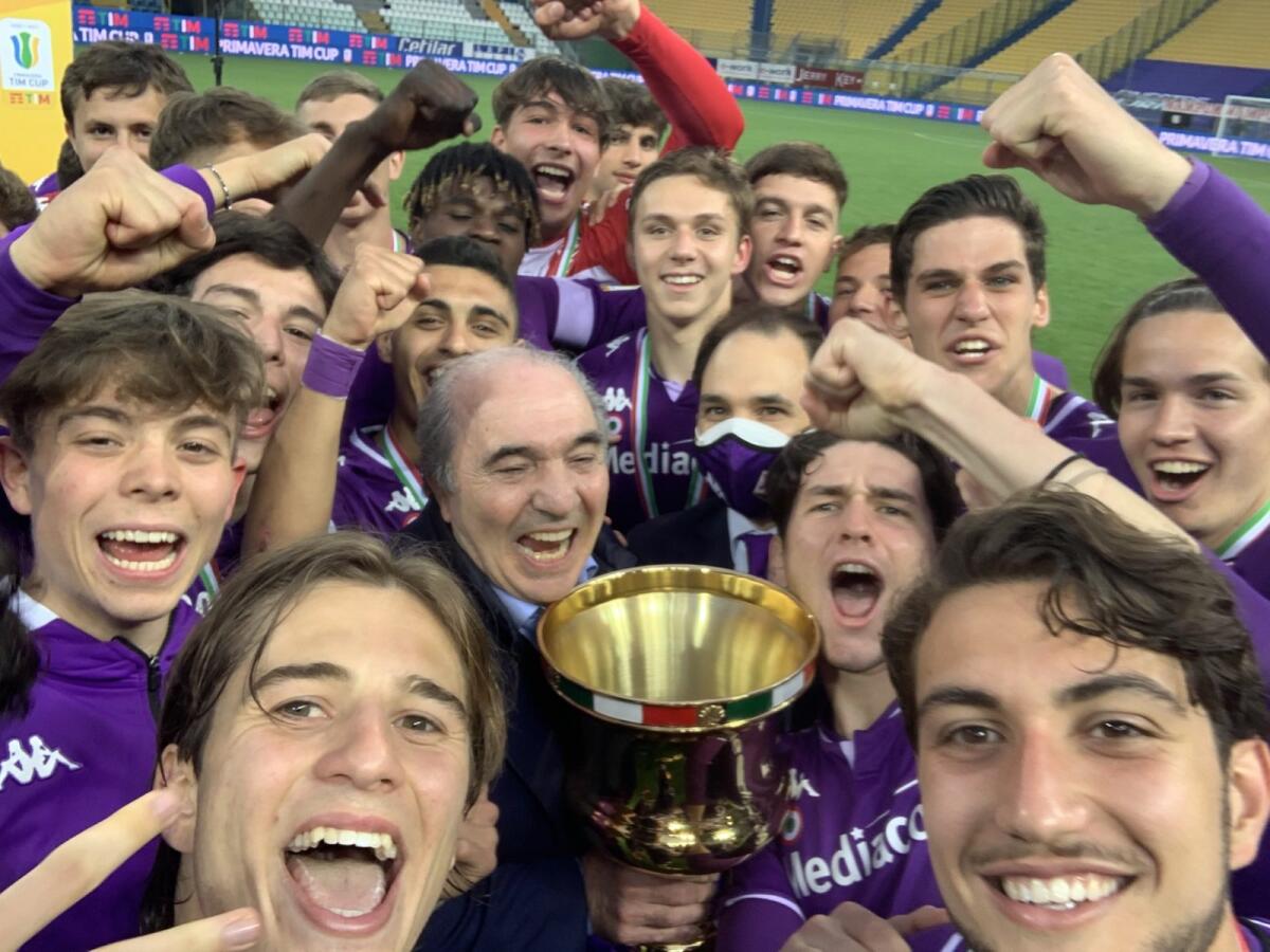 Commisso alza la Coppa Italia: "Firenze merita ogni anno una Coppa, orgoglio per la Fiorentina" - Foto profilo Twitter Fiorentina