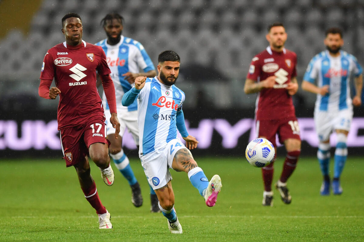 Una bella notizia per la Fiorentina, il Torino perde in casa contro il Napoli. Meno 3 dai viola - TURIN, ITALY - APRIL 26: Lorenzo Insigne of SSC Napoli passes the ball under pressure from Wilfried Singo of Torino FC during the Serie A match between Torino FC and SSC Napoli at Stadio Olimpico di Torino on April 26, 2021 in Turin, Italy. Sporting 