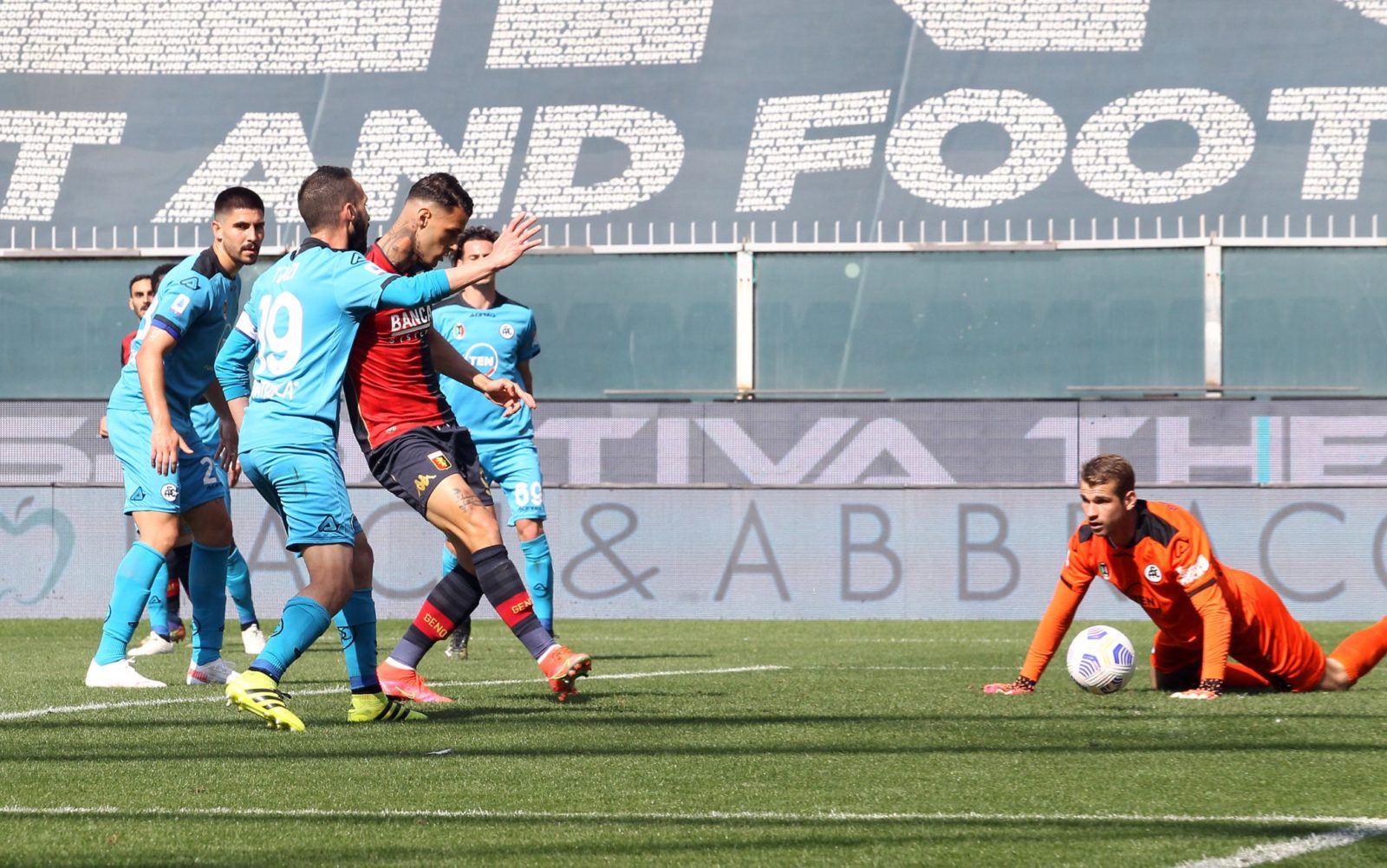 Il Genoa batte lo Spezia, stacca la Fiorentina mentre lo Spezia rimane sotto. Scamacca gol