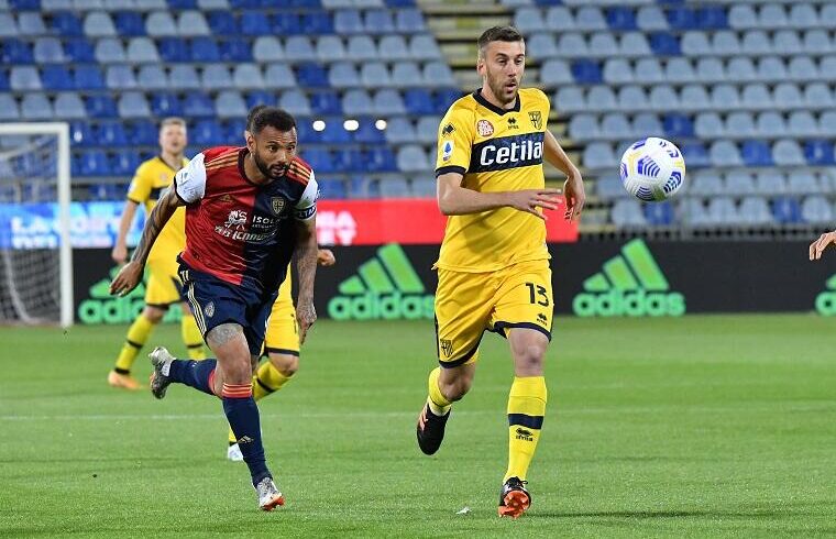 Il Cagliari la ribalta dal 92' al 94' e si avvicina alla Fiorentina. Finisce 4-3 contro il Parma