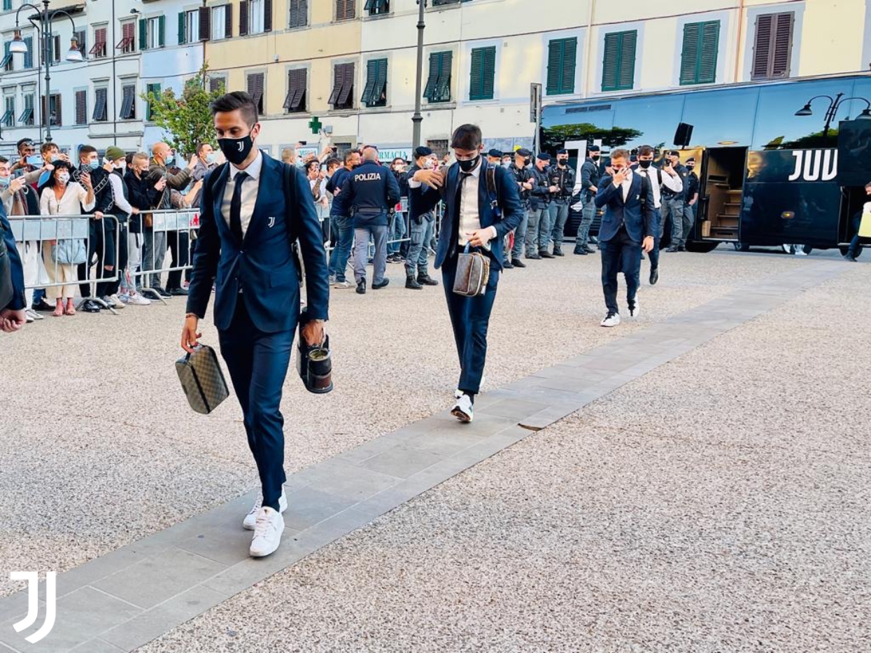 (FOTO) La Juventus accolta da tanti tifosi a Firenze. Nessun tifoso della Fiorentina a fischiare