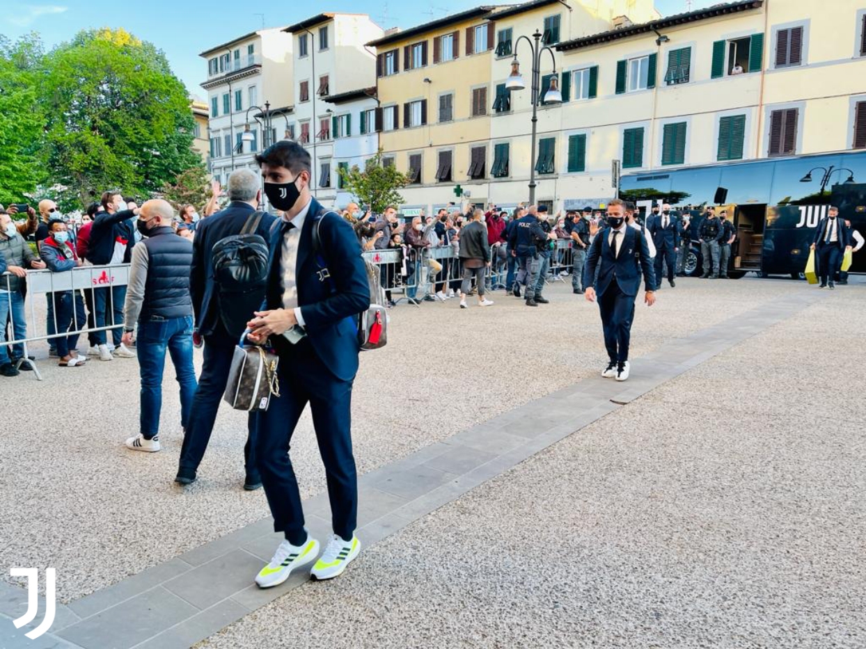 (FOTO) La Juventus accolta da tanti tifosi a Firenze. Nessun tifoso della Fiorentina a fischiare