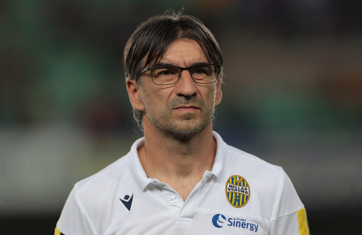 Amoruso: "Juric è l'ideale per la Fiorentina: ha un'idea di gioco e non pretende grande acquisti" - VERONA, ITALY - AUGUST 25:  Hellas Verona head coach Ivan Juric looks on during the Serie A match between Hellas Verona and Bologna FC at Stadio Marcantonio Bentegodi on August 25, 2019 in Verona, Italy.  (Photo by Emilio Andreoli/Getty Images)