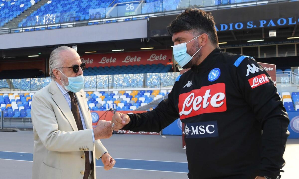 Gattuso aspetta autorizzazione di De Laurentiis per arrivare a Firenze e vedere il centro sportivo - NAPLES, ITALY - JUNE 12:  Aurelio De Laurentiis and Gennaro Gattuso during a Napoli training session on June 12, 2020 in Naples, Italy.  (Photo by SSC NAPOLI/SSC NAPOLI via Getty Images)