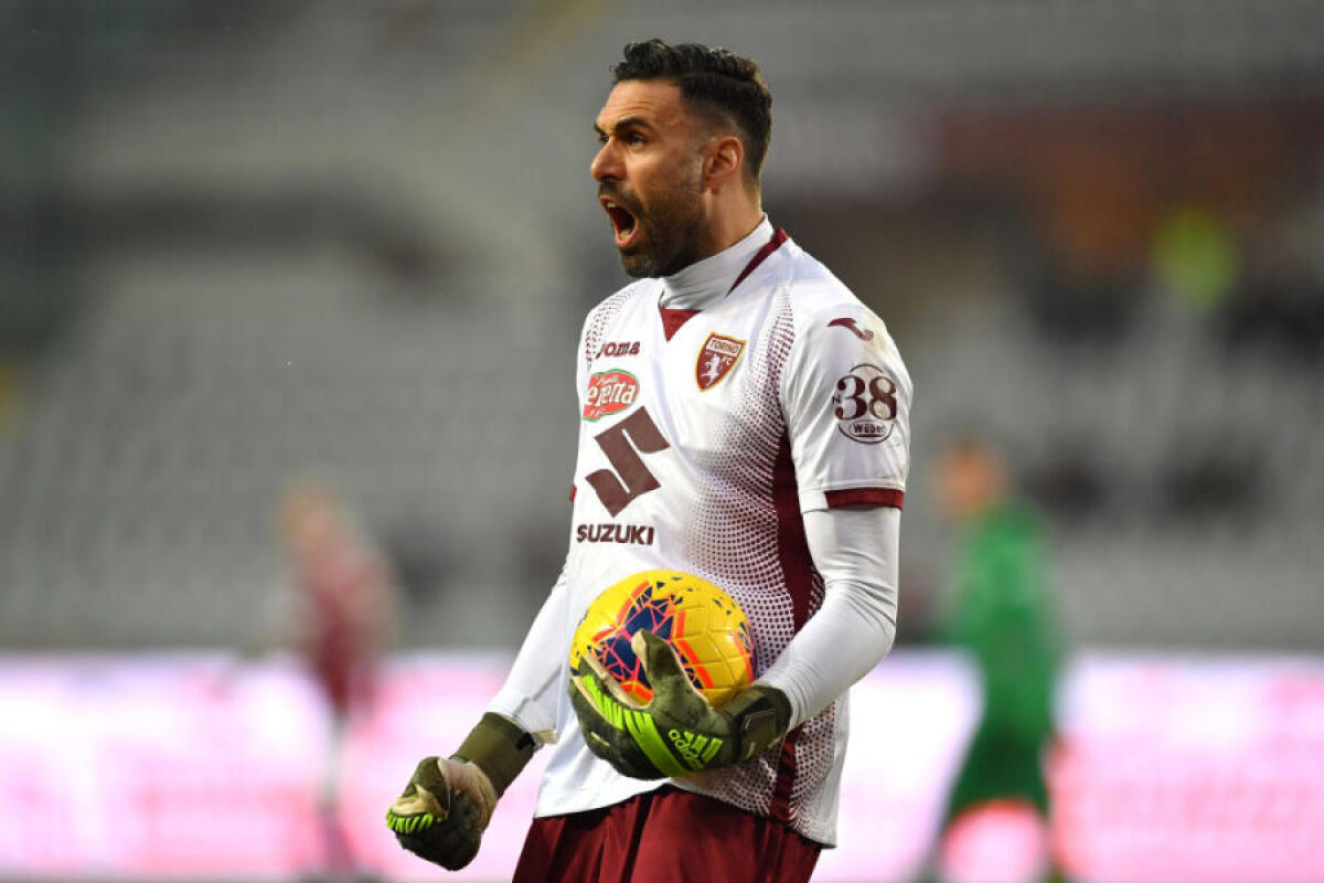 Figuraccia Torino, furia Sirigu contro i compagni: "Vi divertite a fare figure di me**a"? - TURIN, ITALY - DECEMBER 08:  Salvatore Sirigu of Torino FC reacts during the Serie A match between Torino FC and ACF Fiorentina at Stadio Olimpico di Torino on December 8, 2019 in Turin, Italy.  (Photo by Valerio Pennicino/Getty Images)