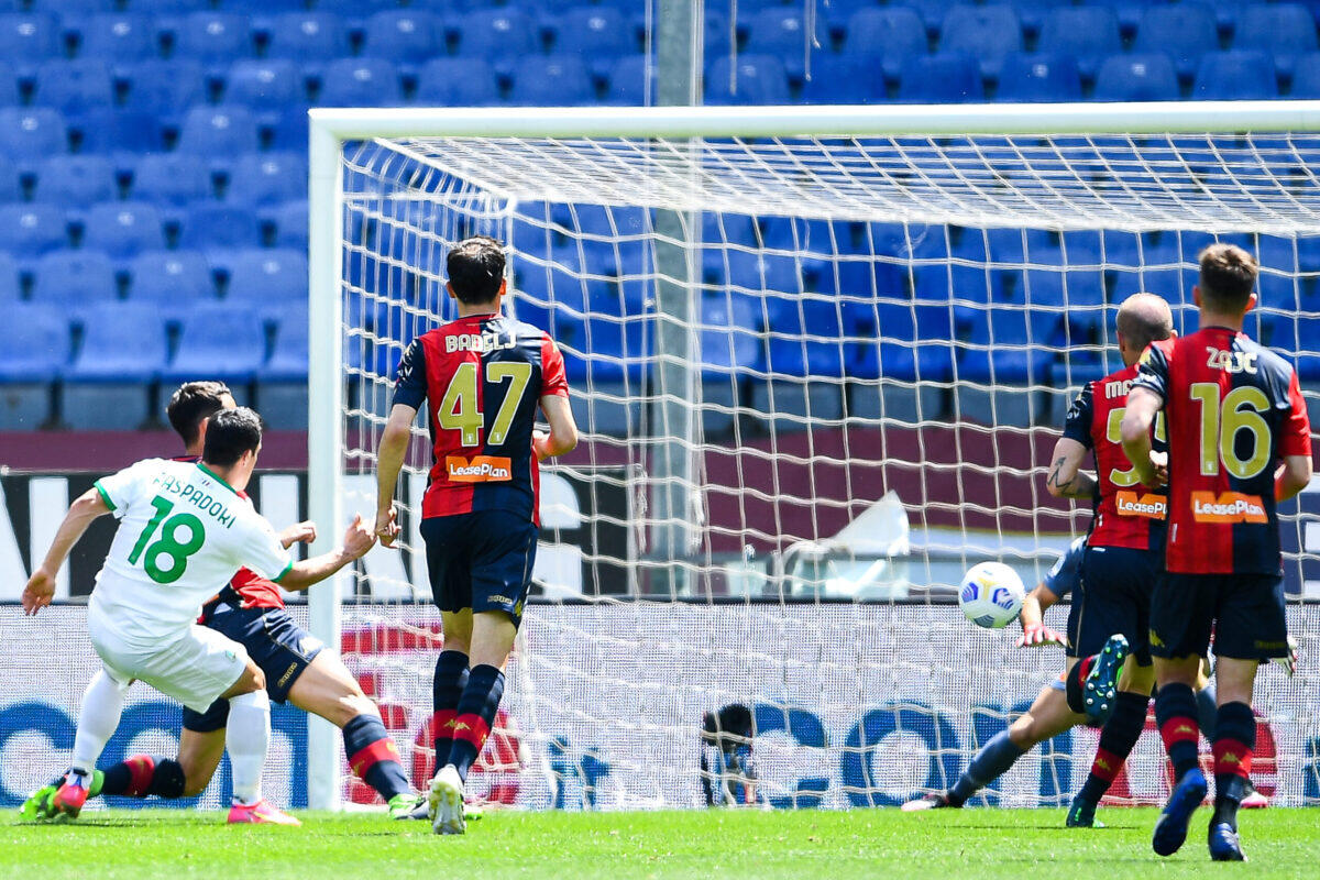 Adesso trema anche il Genoa, De Zerbi dà una bella notizia alla Fiorentina, Grifone rimane sotto - GENOA, ITALY - MAY 09: Giacomo Raspadori of Sassuolo (L) scores a goal during the Serie A match between Genoa CFC and US Sassuolo at Stadio Luigi Ferraris on May 9, 2021 in Genoa, Italy. (Photo by Getty Images)