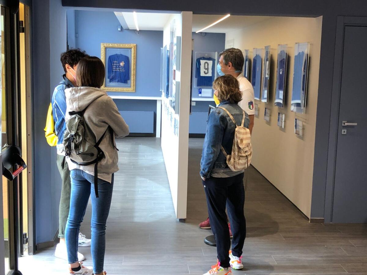 Il Museo del Calcio ha riaperto. Lo stupore di un piccolo visitatore: "Quanto è bella la storia del calcio" - Un momento di un tour al Museo del Calcio