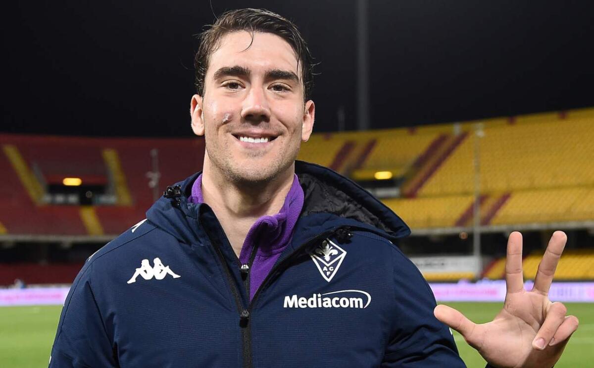 TMW, Roma contatta Vlahovic e gli offre 2,5 milioni all'anno. La Fiorentina chiede 60 milioni - 