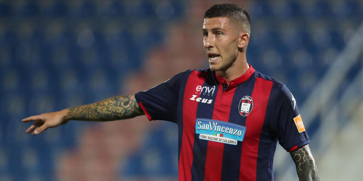 Marrone, difensore del Crotone: "Vogliamo vincere contro la Fiorentina per non arrivare ultimi" - CROTONE, ITALY - JULY 03: Luca Marrone of Crotone during the serie B match between FC Crotone and Benevento Calcio at Stadio Comunale Ezio Scida on July 03, 2020 in Crotone, Italy. (Photo by Maurizio Lagana/Getty Images for Lega Serie B)