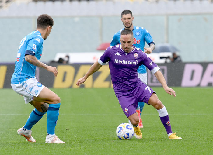 Fiorentina's midfielder Franck Ribéry (R) in action during the Italian Serie A soccer match between ACF Fiorentina and SSC Napoli at the Artemio Franchi stadium in Florence, Italy, 16 May 2021. ANSA/CLAUDIO GIOVANNINI