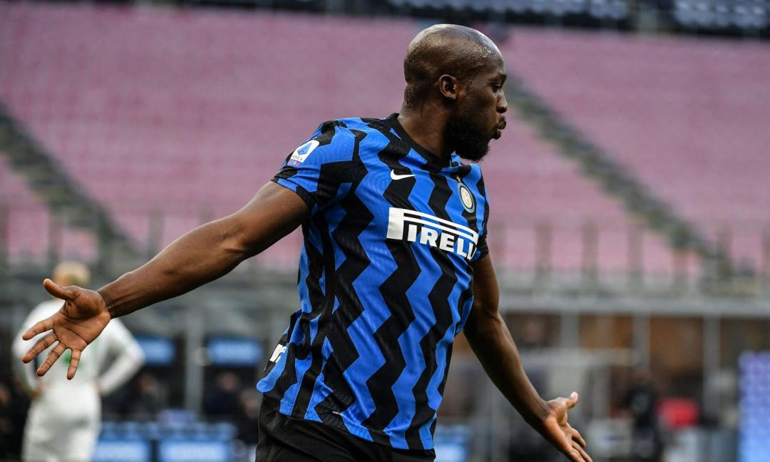 Festino notturno in casa Inter per compleanno Lukaku, denuncia dall'influencer. Blitz carabinieri