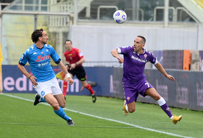 Fiorentina's midfielder Franck Ribéry (R) in action during the Italian Serie A soccer match between ACF Fiorentina and SSC Napoli at the Artemio Franchi stadium in Florence, Italy, 16 May 2021. ANSA/CLAUDIO GIOVANNINI