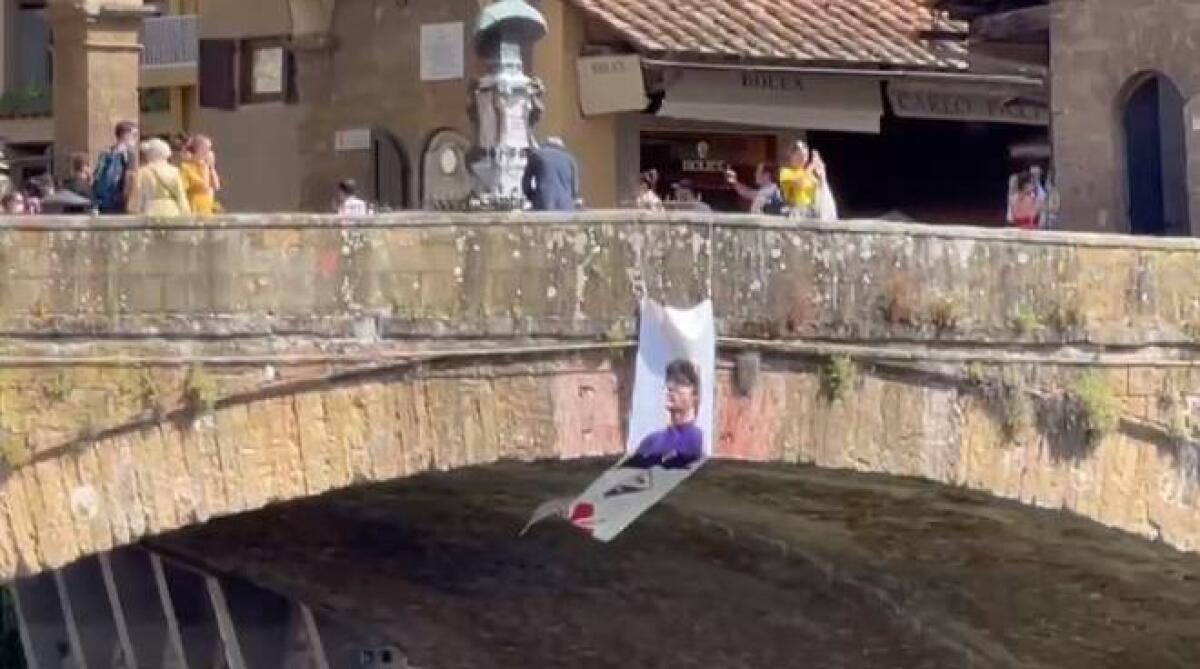 La Nazione: “Antognoni non si tocca”. Striscione viola su Ponte Vecchio per l’Unico 10 - Foto - La Nazione