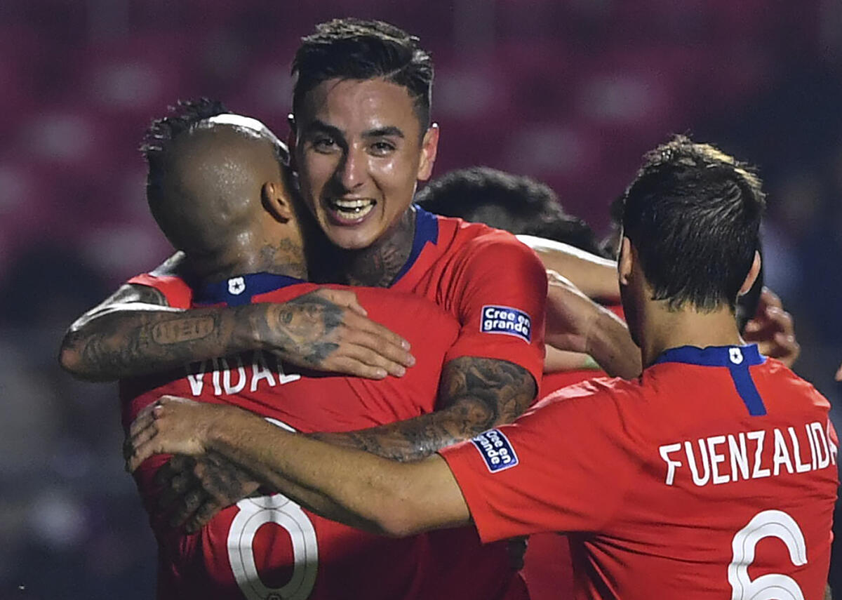 Pulgar si fa male con il Cile, lesione muscolare alla gamba destra, in dubbio per la Copa America - Chile's Erick Pulgar(2-L) celebrates with teammates after scoring during a Copa America football tournament Group C match between Chile and Japan at the Cicero Pompeu de Toledo Stadium, also known as Morumbi, in Sao Paulo, Brazil, on June 17, 2019. (
