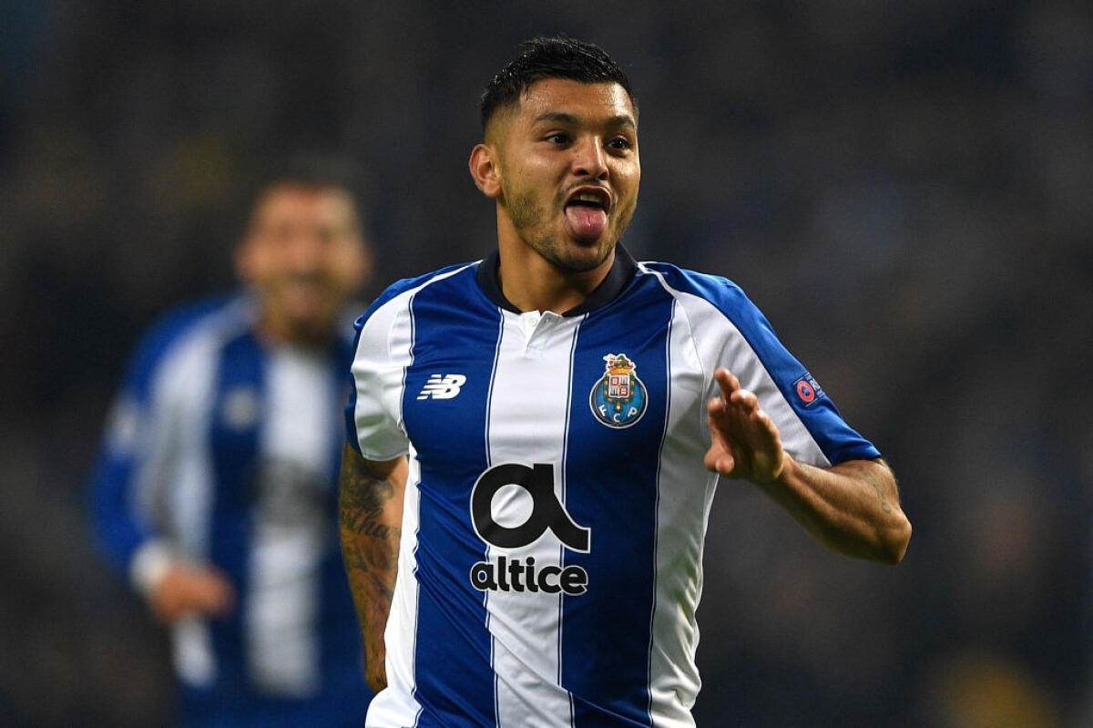 TMW, Fiorentina sulle tracce di Corona. Clausola da 20 mln fino a fine giungo, poi salirà a 30 - PORTO, PORTUGAL - NOVEMBER 28:  Jesus Manuel Corona of FC Porto celebrates after scoring his team's second goal during the UEFA Champions League Group D match between FC Porto and FC Schalke 04 at Estadio do Dragao on November 28, 2018 in Porto, Port