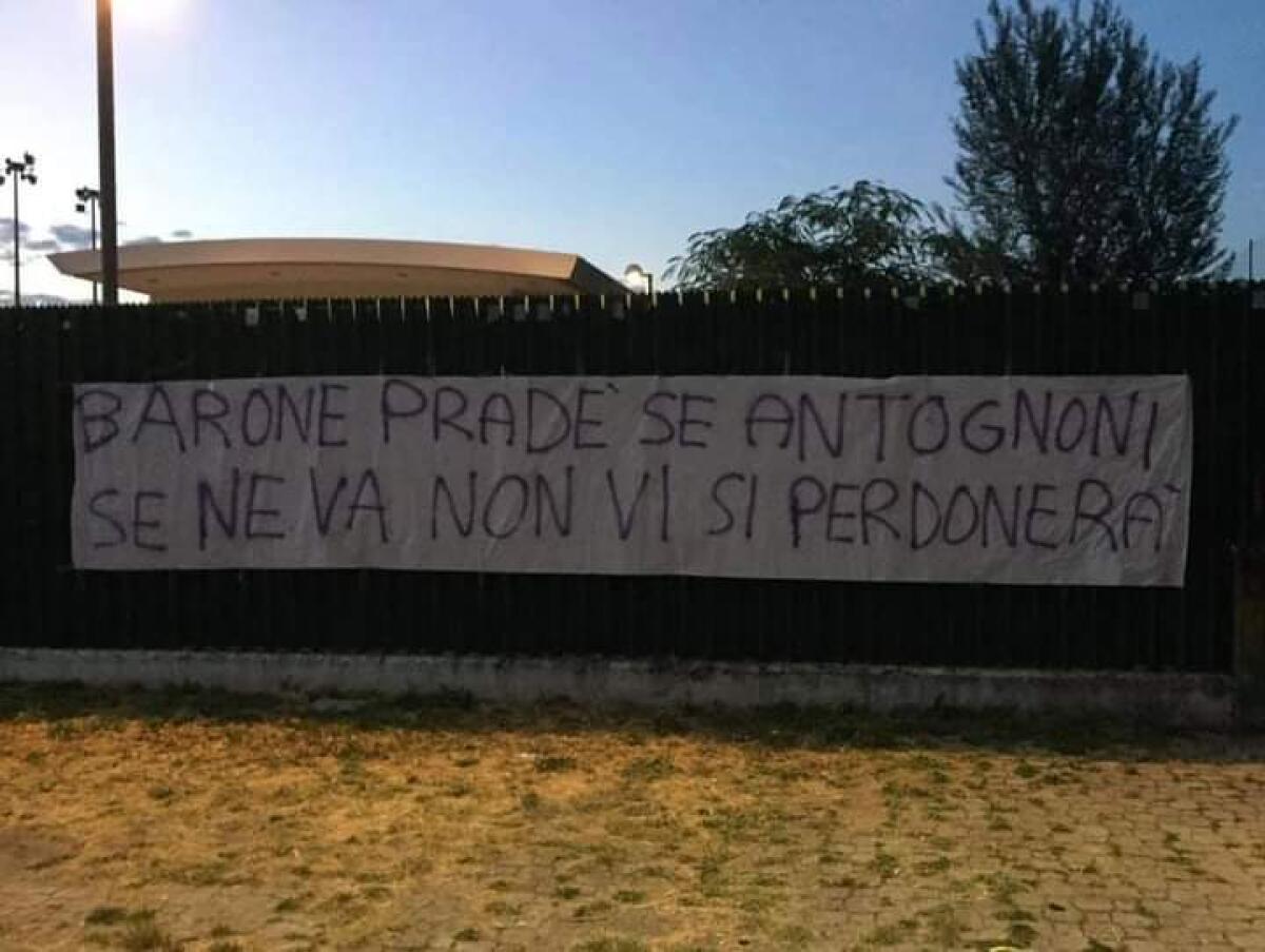 (FOTO): lo striscione dei tifosi viola "Barone e Pradè se Antognoni se ne va non vi si perdonerà" - 