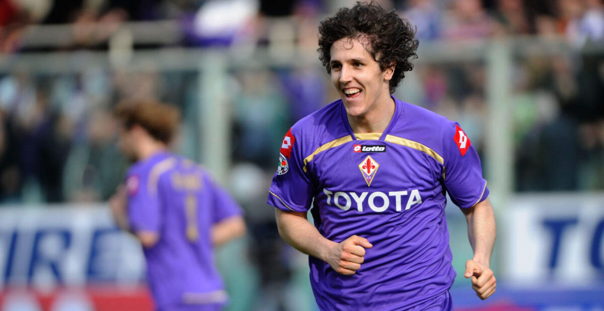Jovetic: "A Vlahovic consiglio un altro anno alla Fiorentina da protagonista. Non tradii i tifosi viola" - FLORENCE, ITALY - MARCH 28:  Stevan Jovetic of Fiorentina celebrate during the Serie A match between ACF Fiorentina and Udinese Calcio at Stadio Artemio Franchi on March 28, 2010 in Florence, Italy.  (Photo by Roberto Serra/Getty Images)