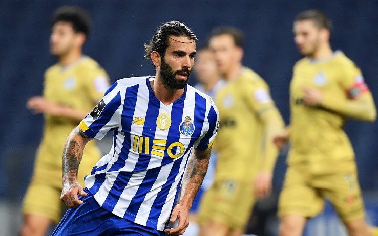Sérgio Oliveira do Porto comemora o seu gol durante a partida entre Porto e Boa Vista, pela 14ª rodada do Campeonato Português 2020/2021, no Estádio do Dragão neste sábado 13. / PRESSINPHOTO