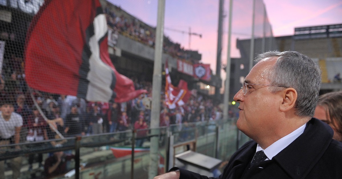 Foto LaPresse - Gerardo Cafaro15 11 2015 Salerno - ItaliaSport CalcioU.S. Salernitana 1919 vs Novara CalcioCampionato di Calcio Serie B CONTE.IT 2015/2016 - Stadio “Arechi”Nella foto: Claudio LotitoPhoto LaPresse - Gerardo Cafaro15 11 2015 Salerno - Italy