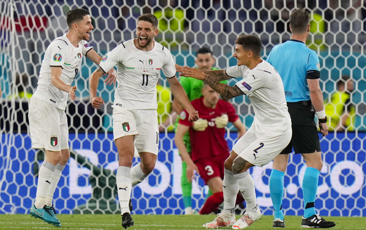 Andare alla Juventus per giocare in nazionale non basta più. Lezione di Mancini a Chiesa, gioca Berardi