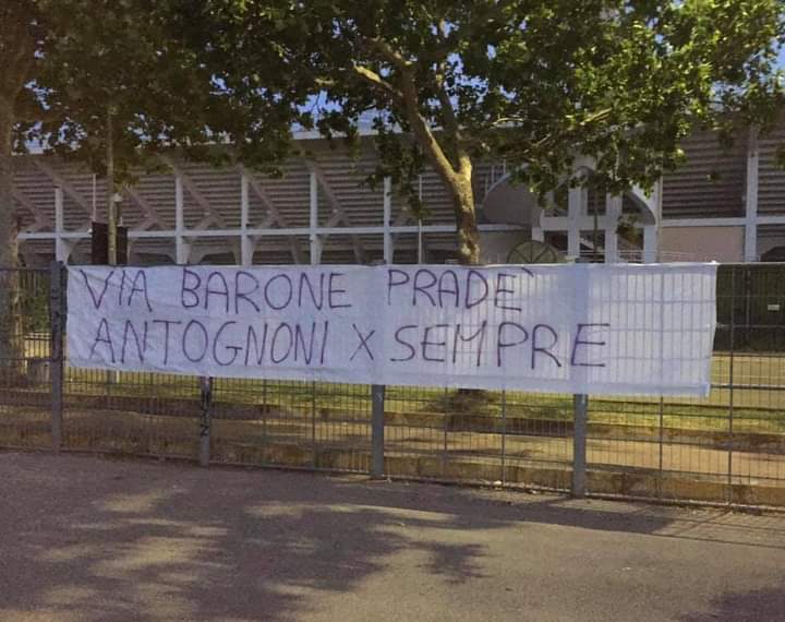 (FOTO): lo striscione dei tifosi viola "Barone e Pradè se Antognoni se ne va non vi si perdonerà"