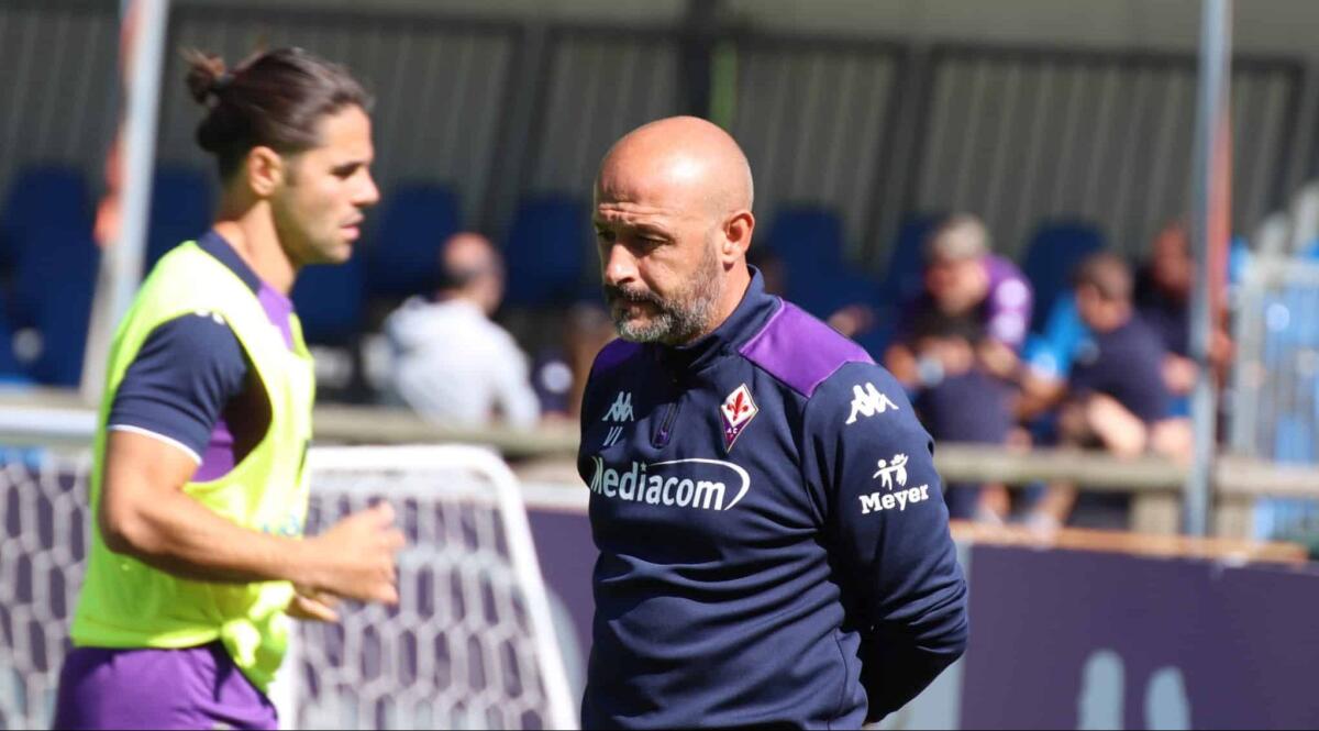 Moena 2021, Fiorentina, tattica oggi. Italiano grida: "Se perdiamo palla tutti a rincorrere nella loro metà campo" - Moena, stadio Benatti, 30.07.2021, allenamento mattutino, foto Lisa Grelloni. Copyright Labaroviola.com