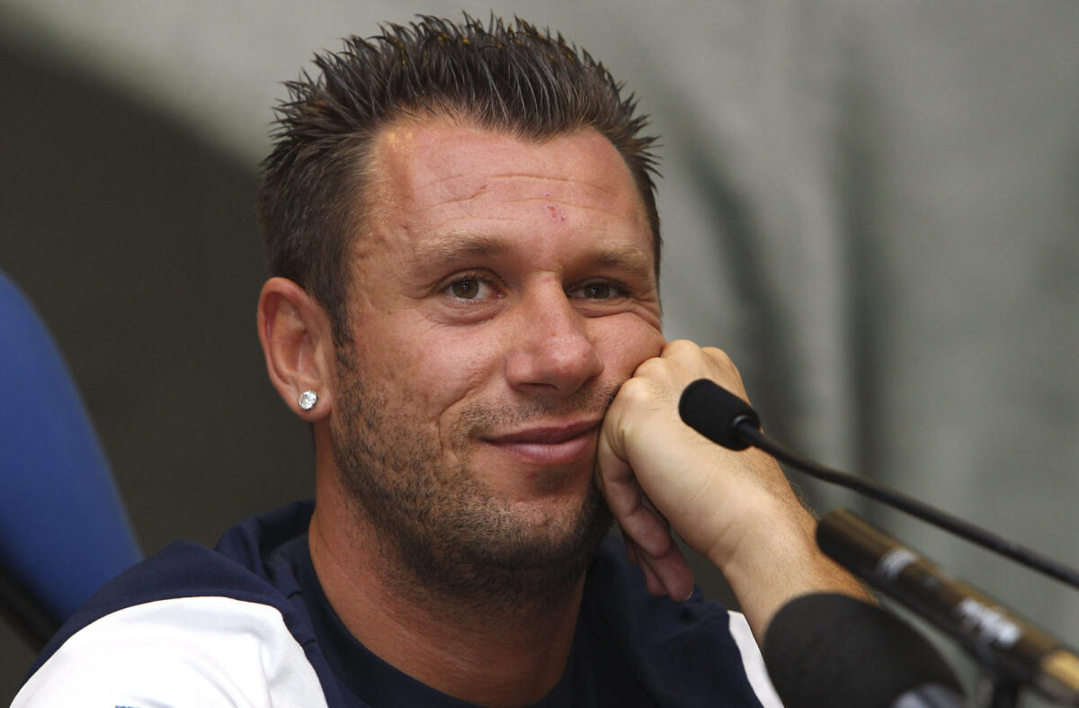 Cassano: "Non è colpa di Mendes se la Fiorentina fa disastri da due anni. Vivono alla giornata" - COLLECCHIO, ITALY - JULY 25:  Antonio Cassano of FC Parma speaks to the media during a press conference at the club's training ground on July 25, 2014 in Collecchio, Italy.  (Photo by Marco Luzzani/Getty Images)