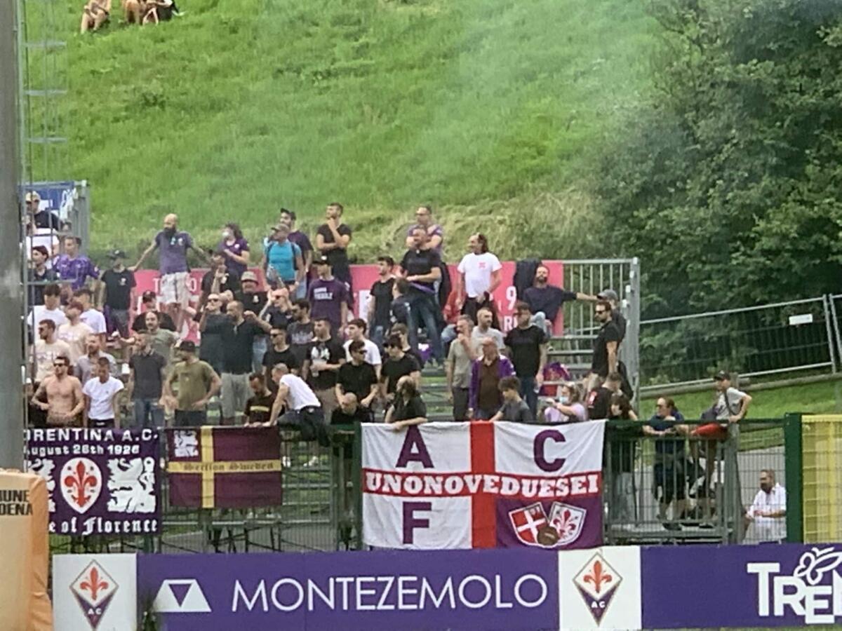 Moena, il coro dei tifosi viola per Astori "Un capitano c'è solo un capitano". E i giocatori si fermano per applaudire - 